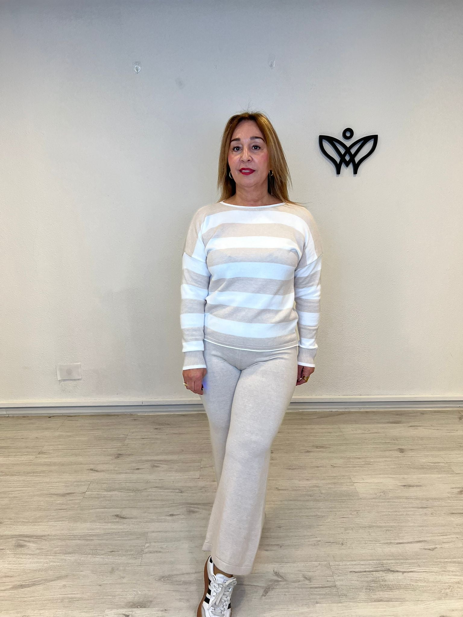 Conjunto de punto pantalón y jersey de rayas beis