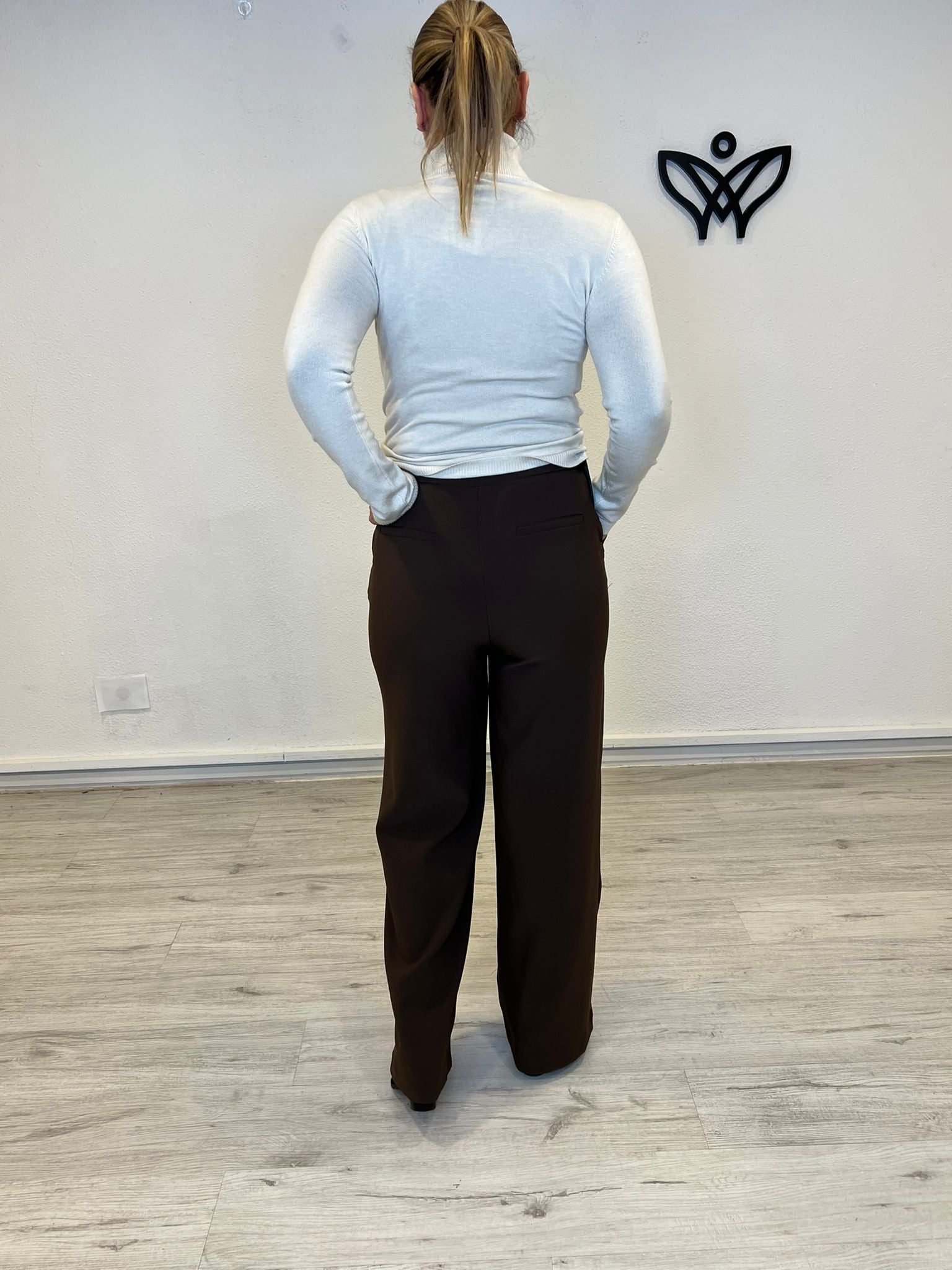 Pantalón corte recto botones en los bolsillos en marrón chocolate