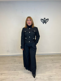 Chaqueta chanelita con botones de perlas en negro