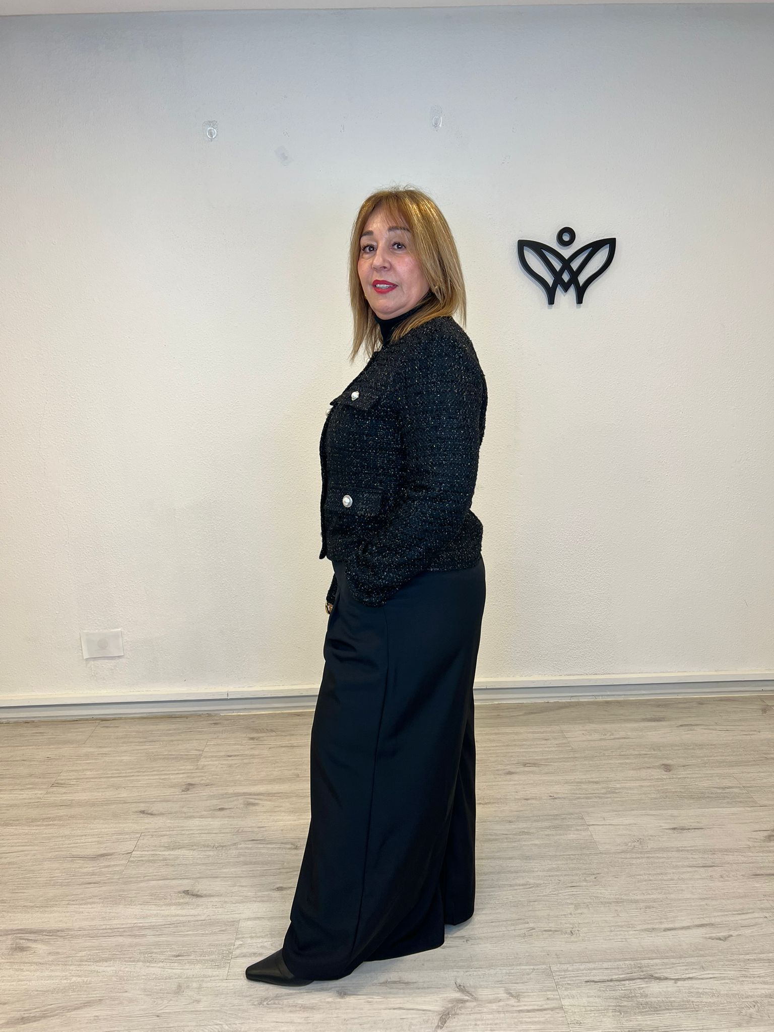 Chaqueta chanelita con botones de perlas en negro