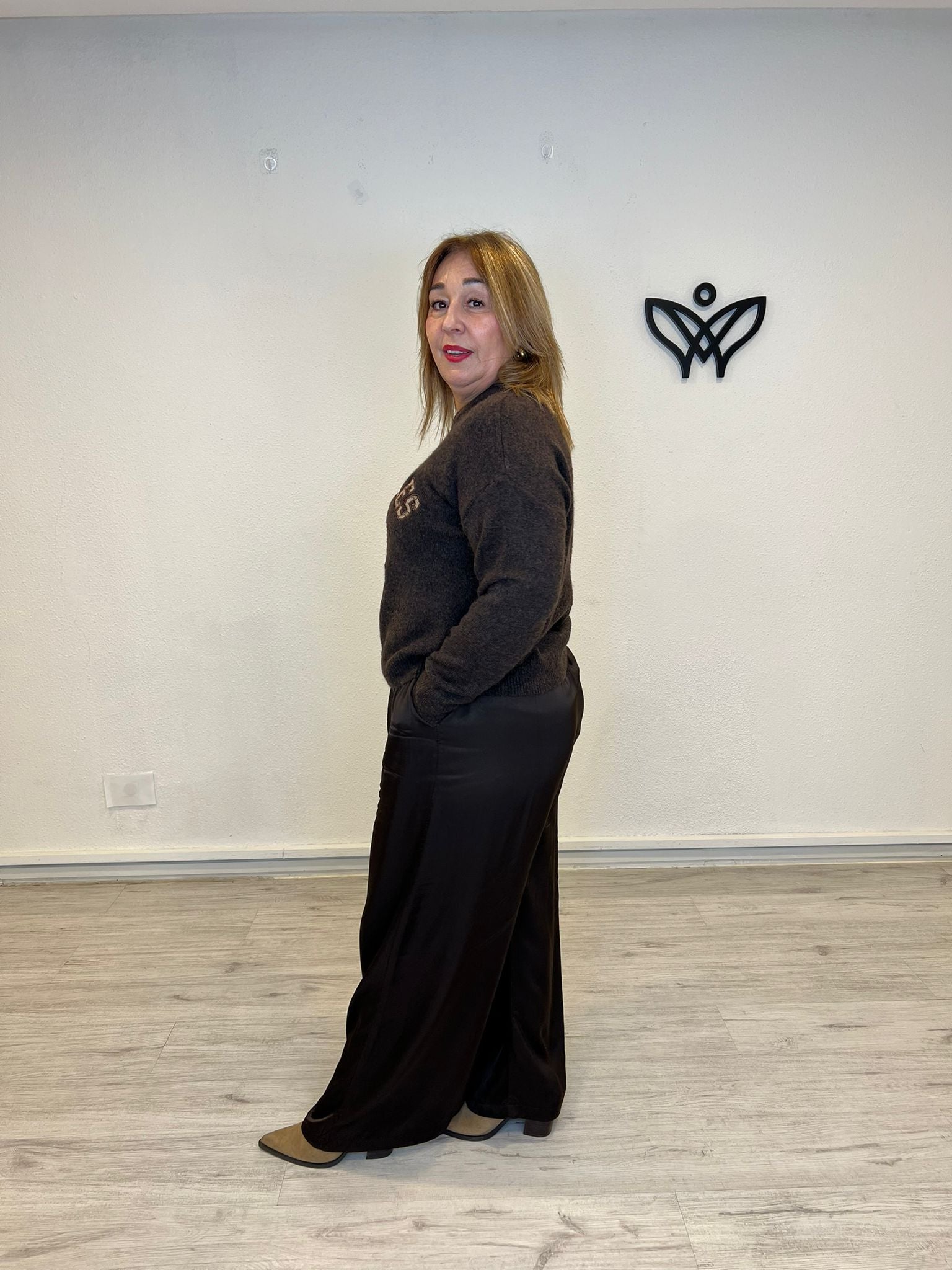 Chaqueta chanelita con botones de perlas en negro