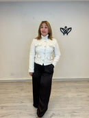 Chaqueta chanelita con botones de perlas en beis