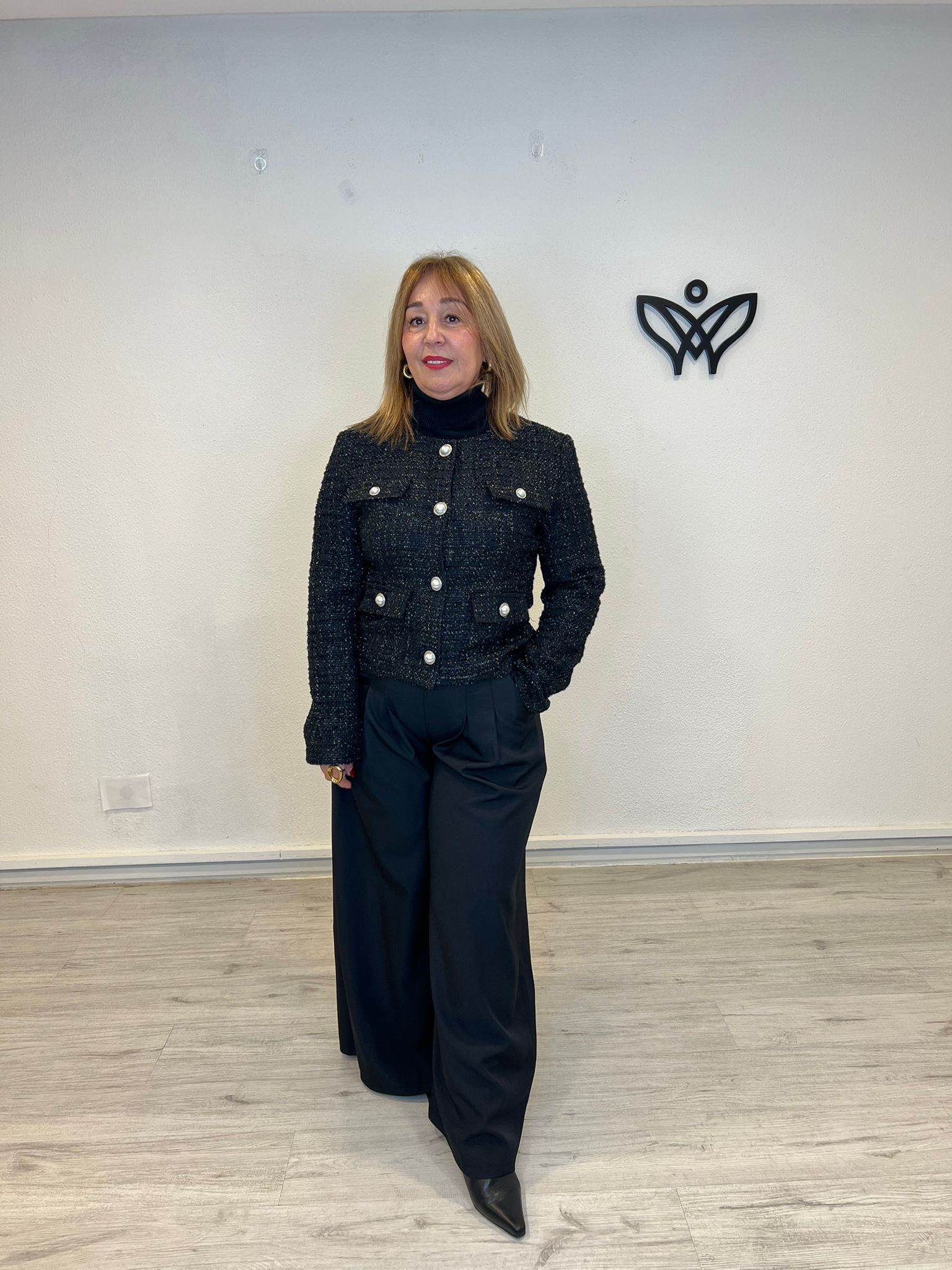 Chaqueta chanelita con botones de perlas en negro