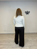 Chaqueta chanelita con botones de perlas en beis