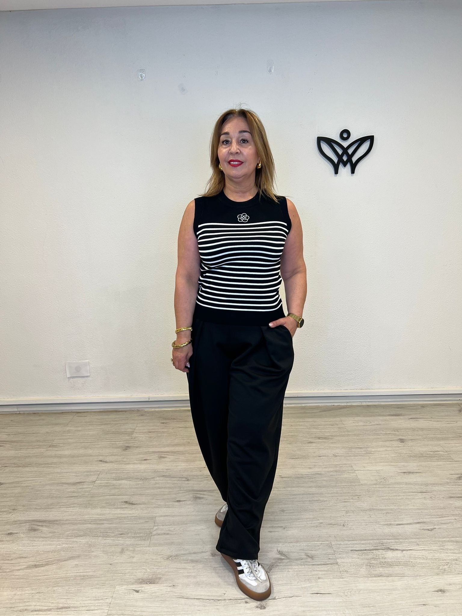 Top de punto negro con rayas blancas