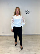 Jersey blanco de punto con mangas de encaje abullonadas