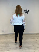 Jersey blanco de punto con mangas de encaje abullonadas