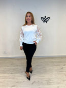 Jersey blanco de punto con mangas de encaje abullonadas