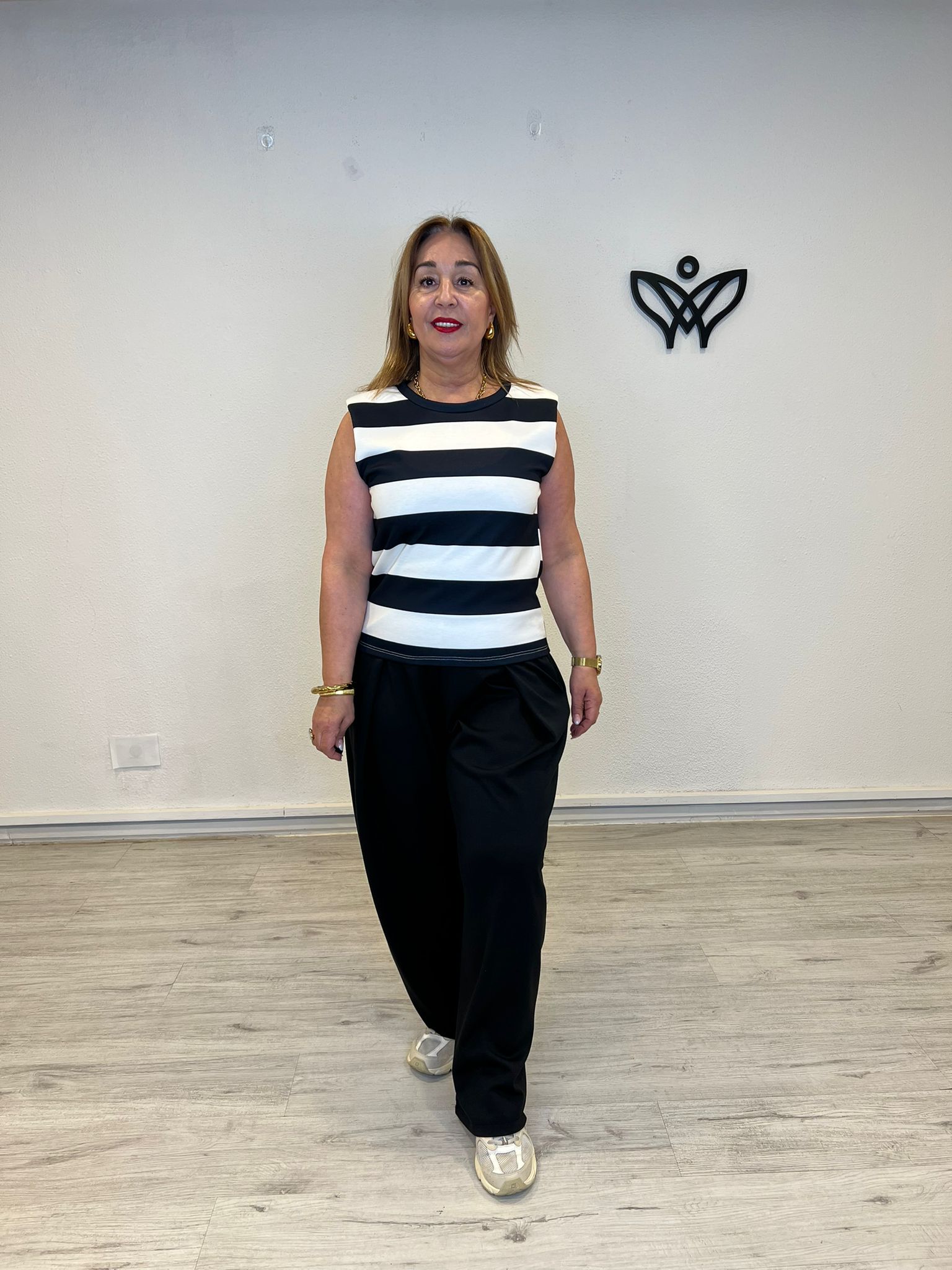 Camiseta de rayas negras con hombreras