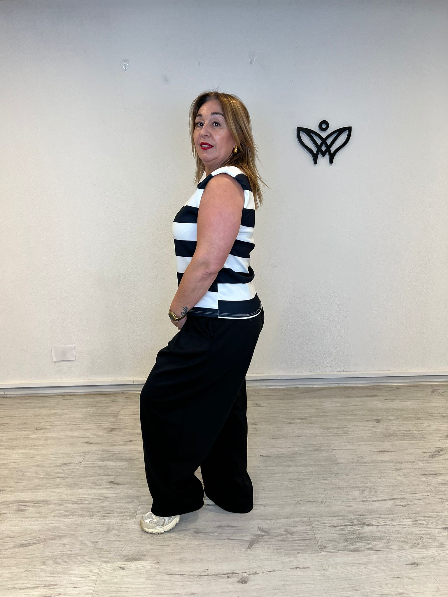 Camiseta de rayas negras con hombreras