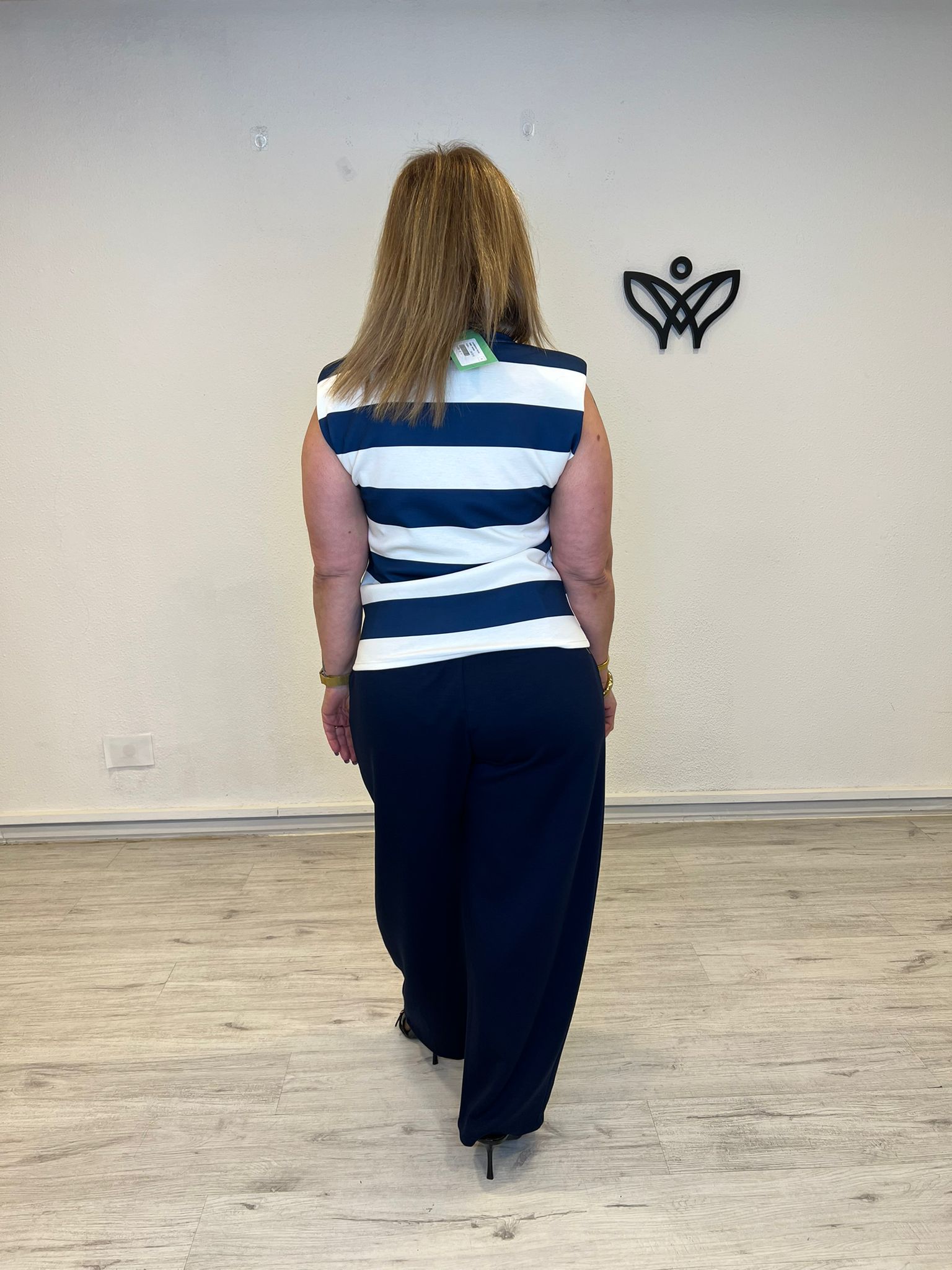 Camiseta de algodón de rayas azul marino con hombreras