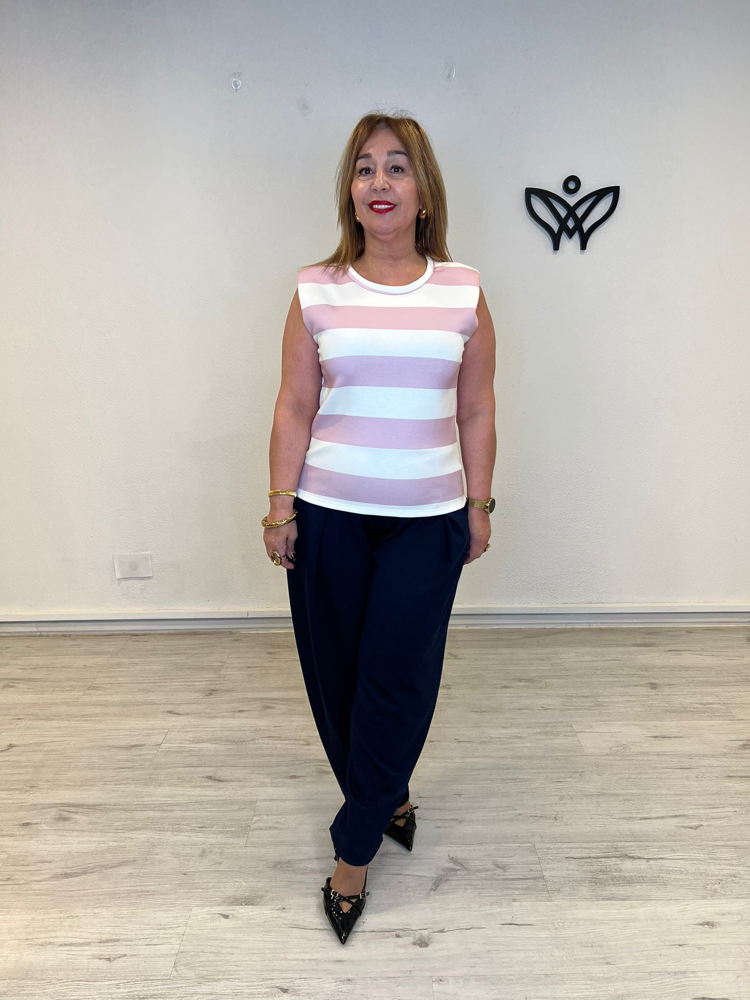 Camiseta de algodón de rayas rosa con hombreras