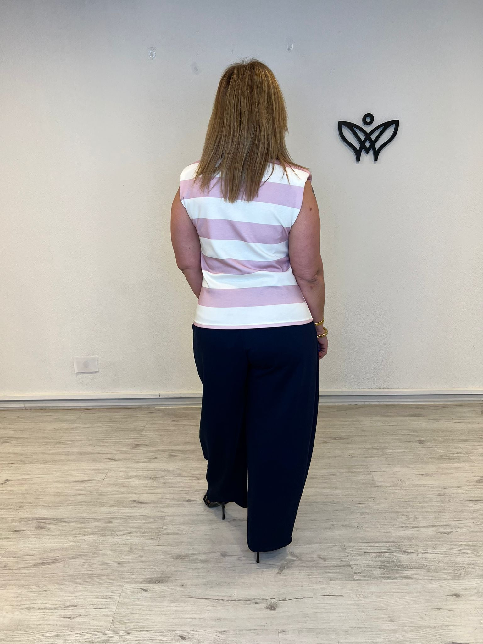 Camiseta de algodón de rayas rosa con hombreras