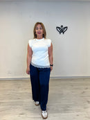 Camiseta blanca con hombreras y puntilla