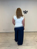 Camiseta blanca con hombreras y puntilla