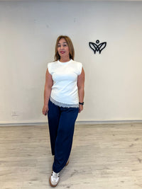 Camiseta blanca con hombreras y puntilla
