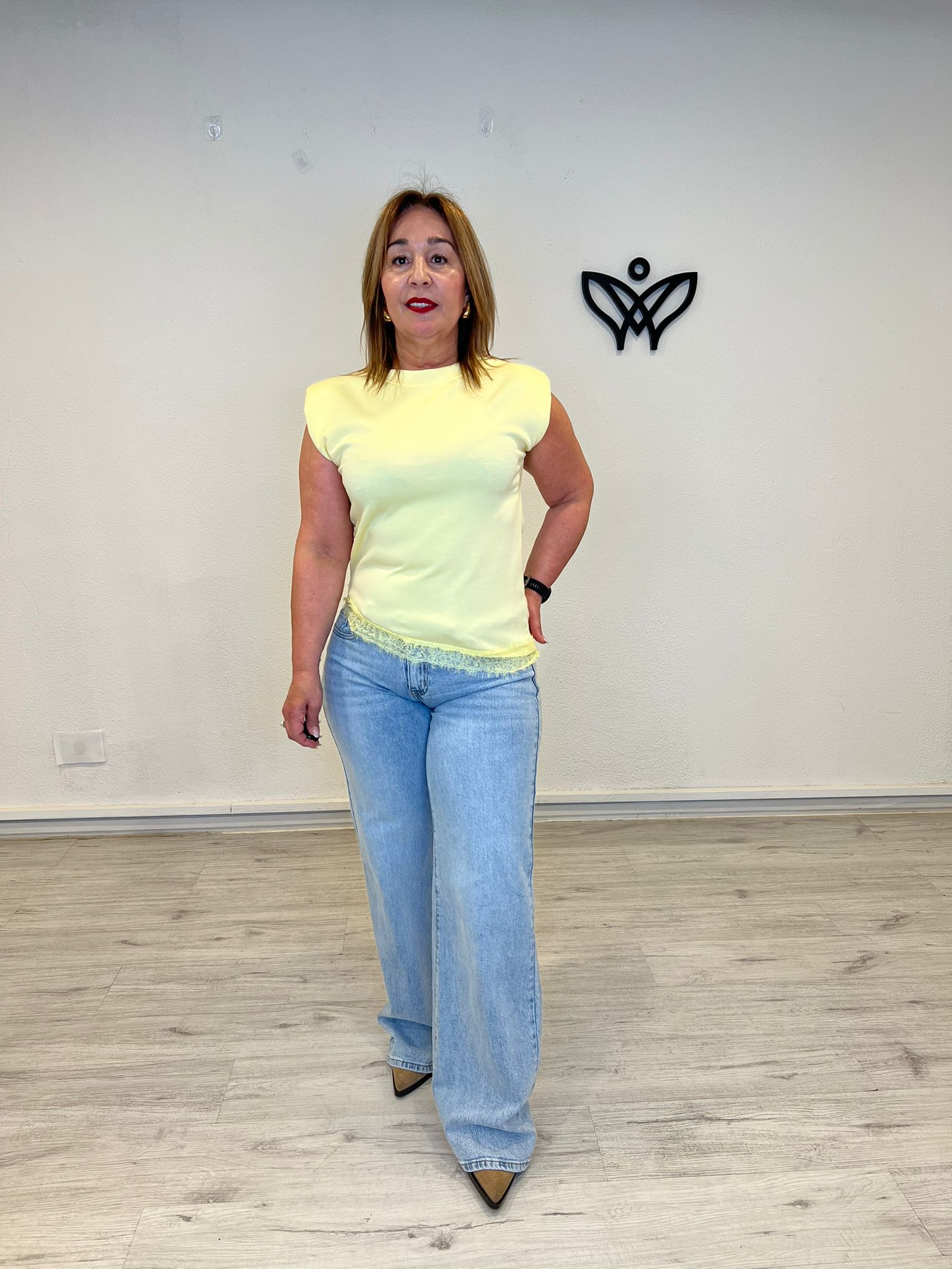Camiseta amarilla con hombreras y puntilla