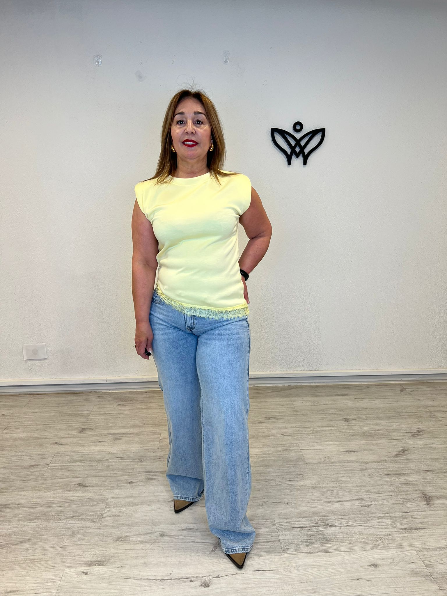 Camiseta amarilla con hombreras y puntilla