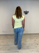 Camiseta amarilla con hombreras y puntilla