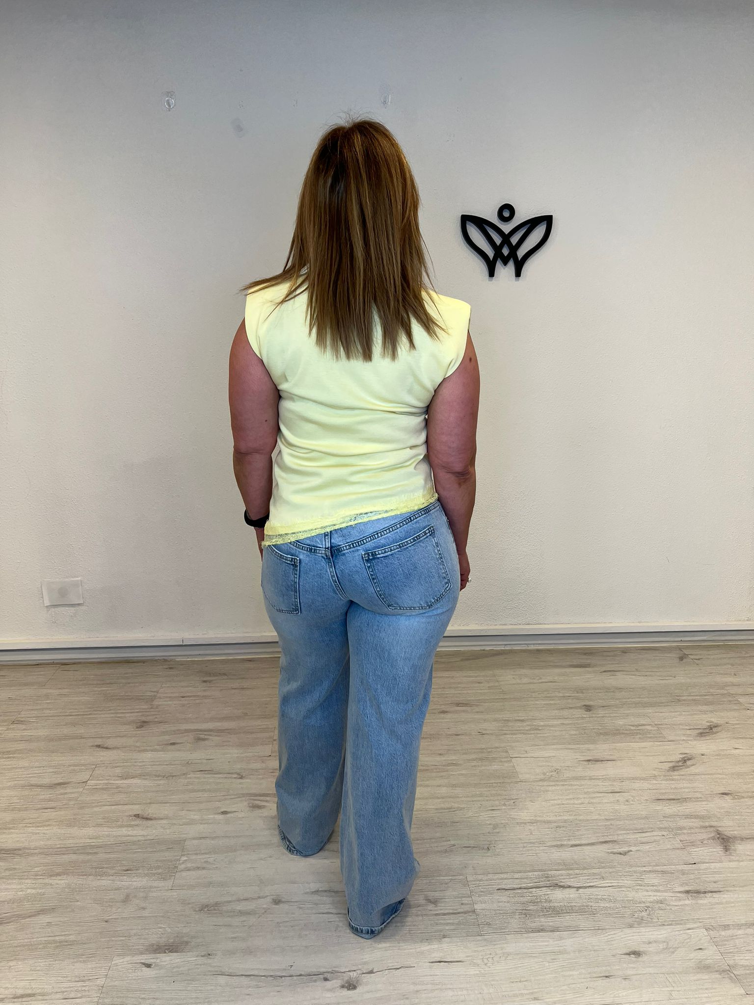 Camiseta amarilla con hombreras y puntilla