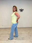 Camiseta amarilla con hombreras y puntilla