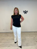 Camiseta negra con hombreras efecto estilizador con puntillas