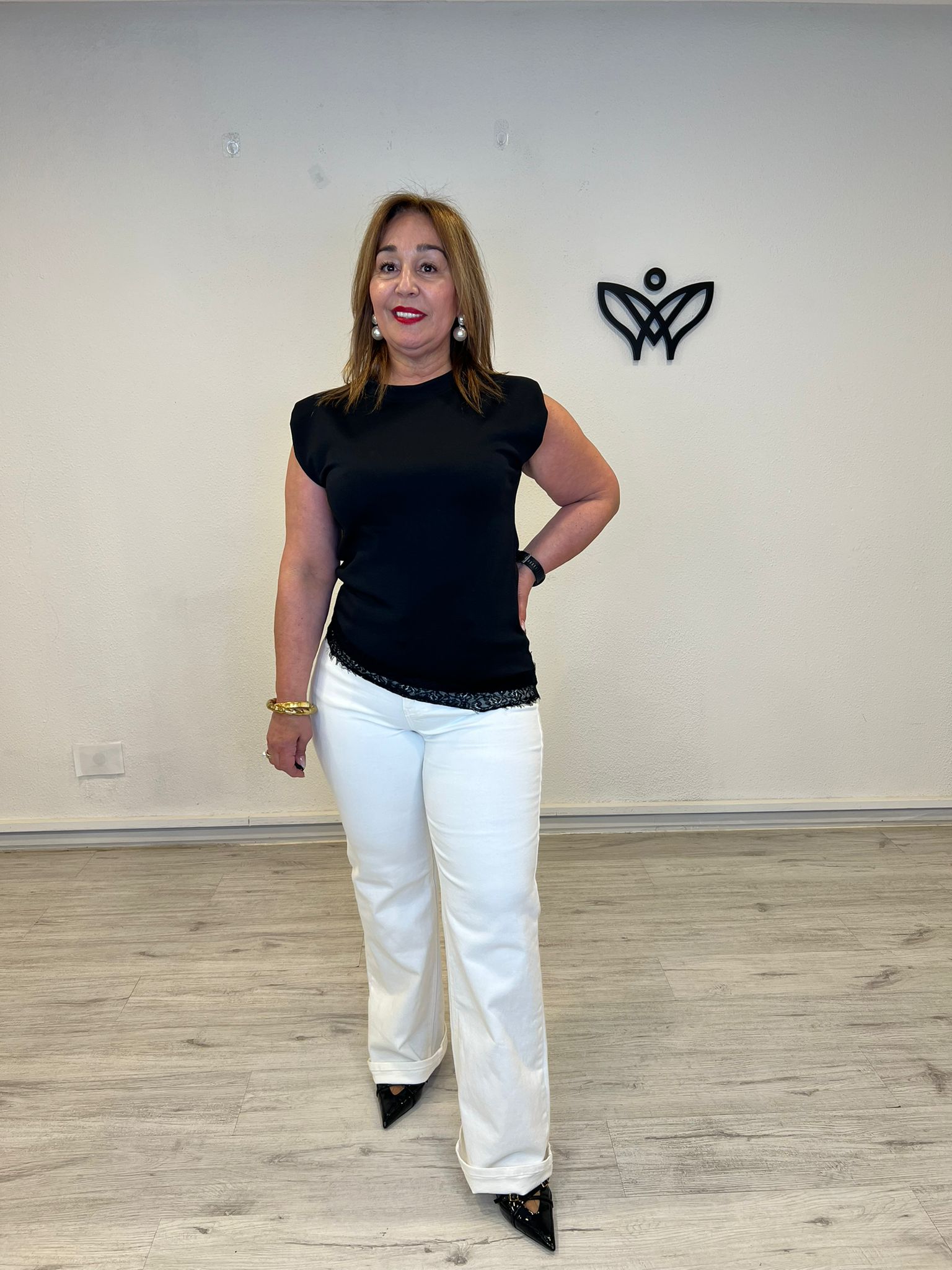 Camiseta negra con hombreras efecto estilizador con puntillas