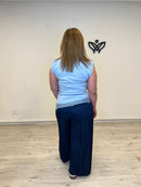 Camiseta azul clarito con hombreras y puntilla