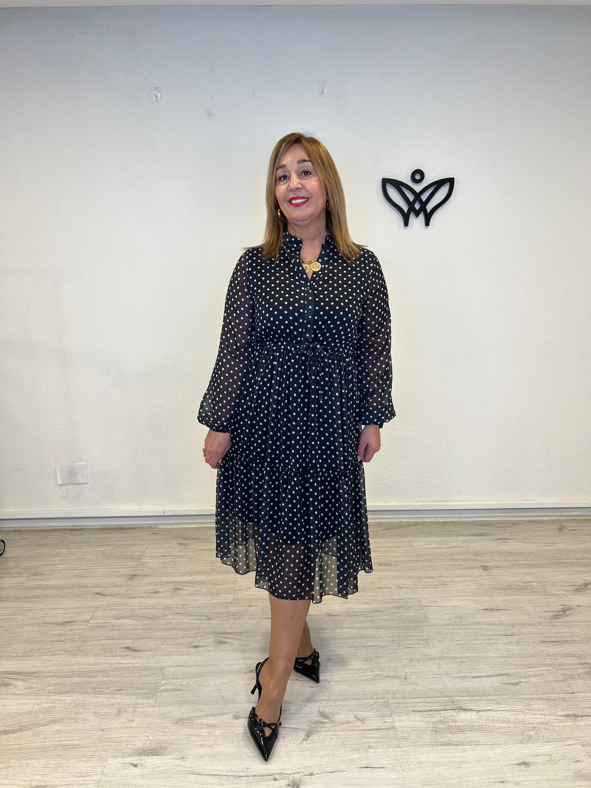 Vestido negro midi de lunares en gasa