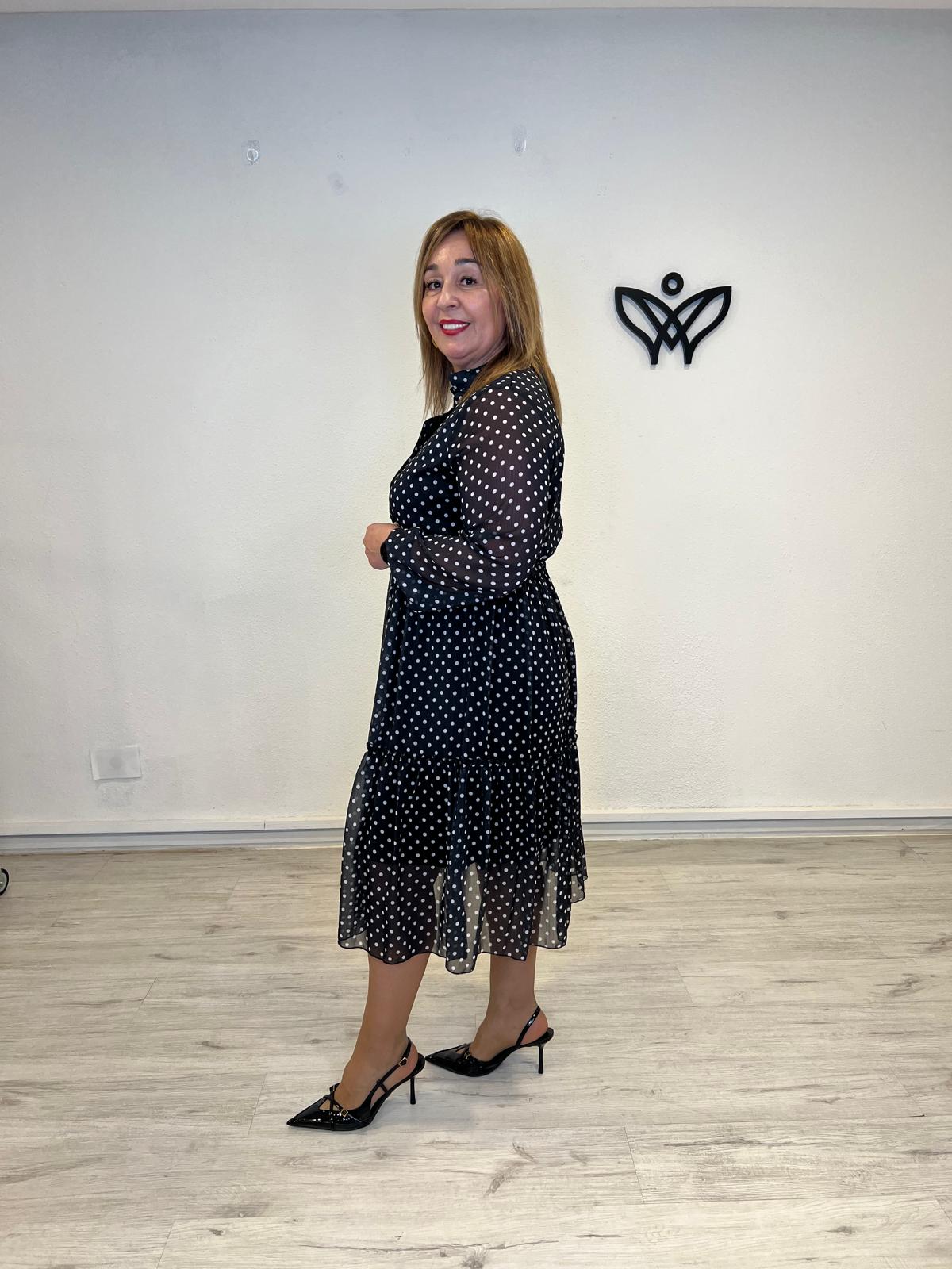 Vestido negro midi de lunares en gasa