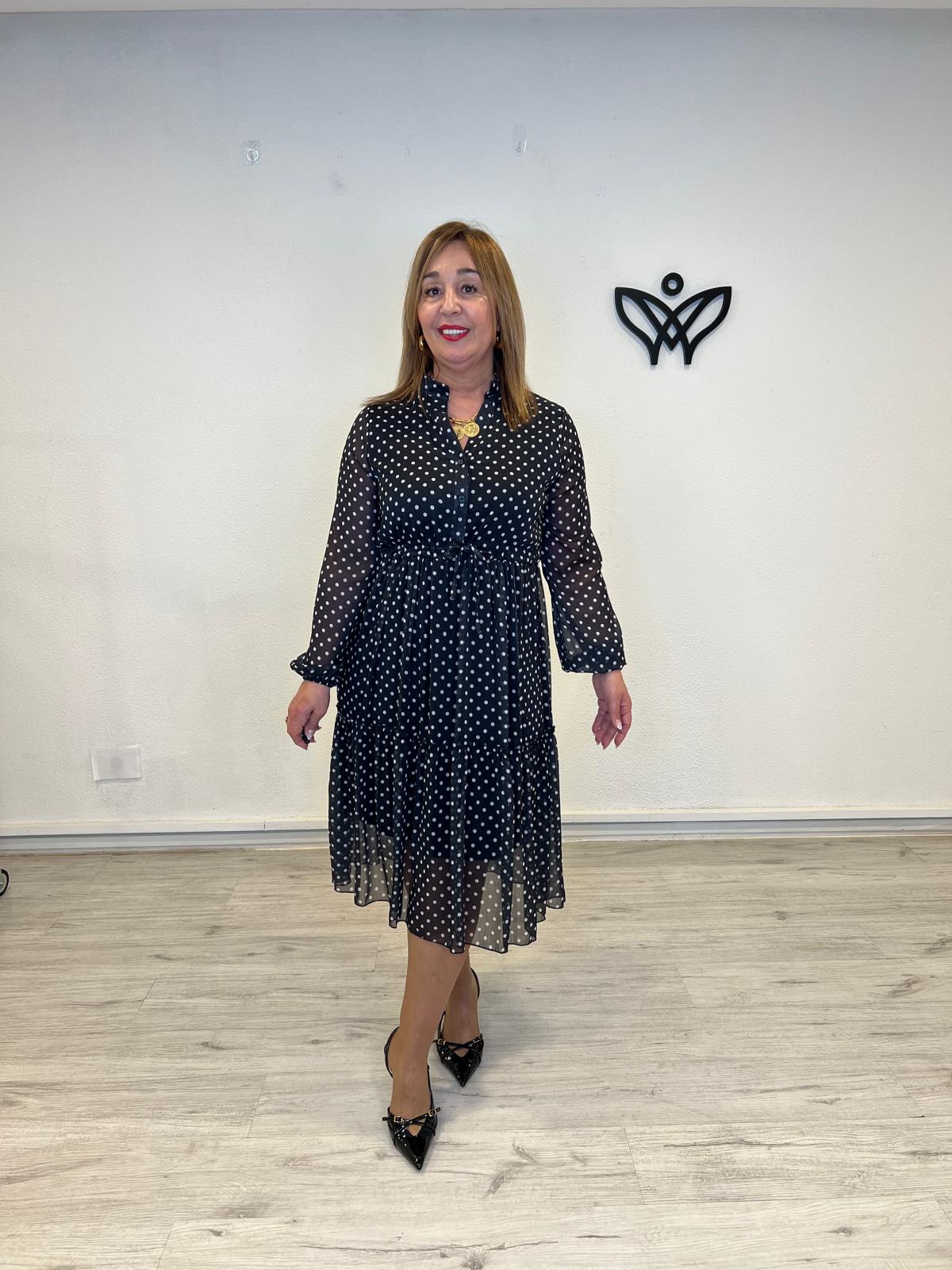 Vestido negro midi de lunares en gasa