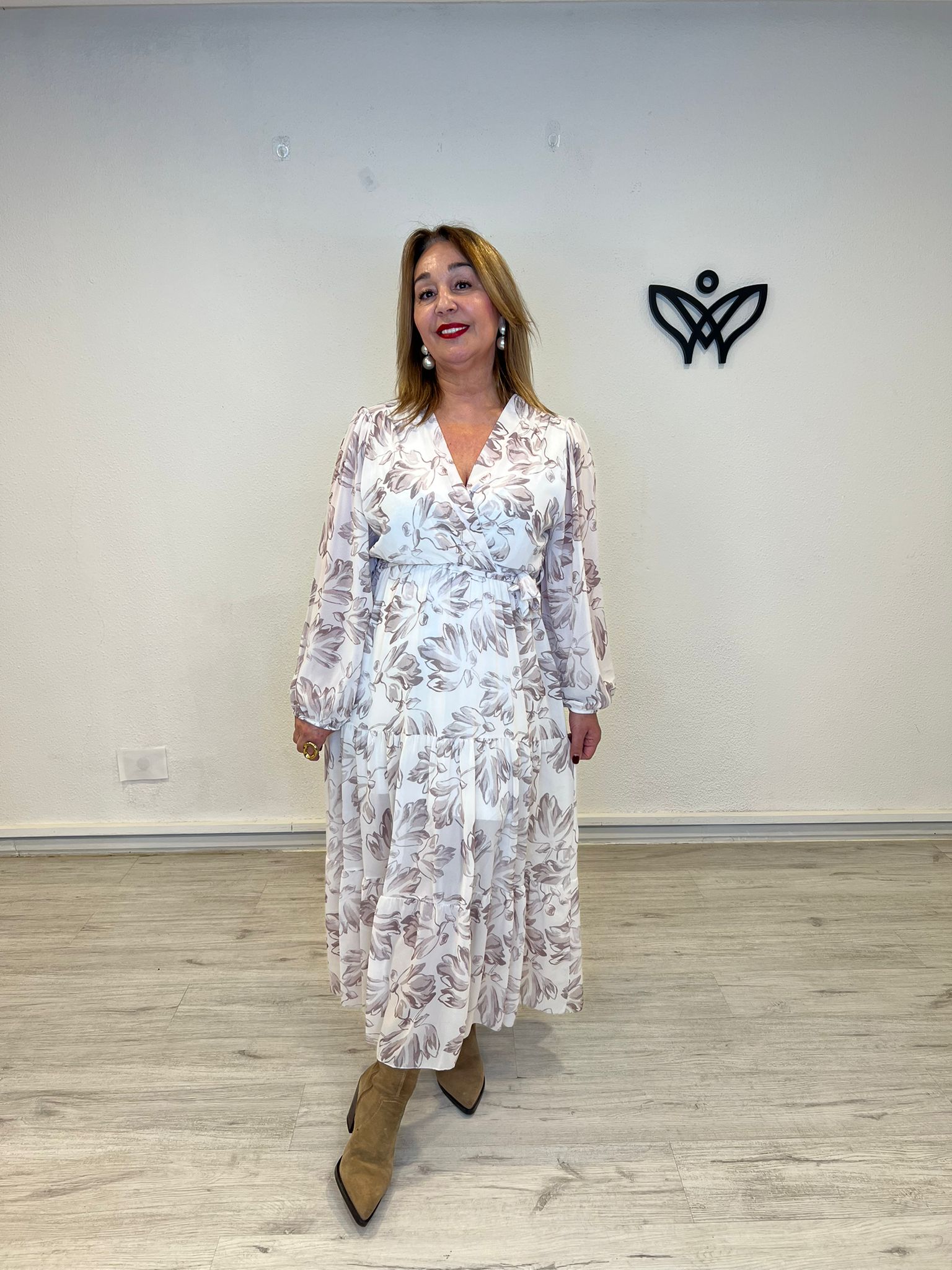 Vestido largo fluido estampado con escote en pico