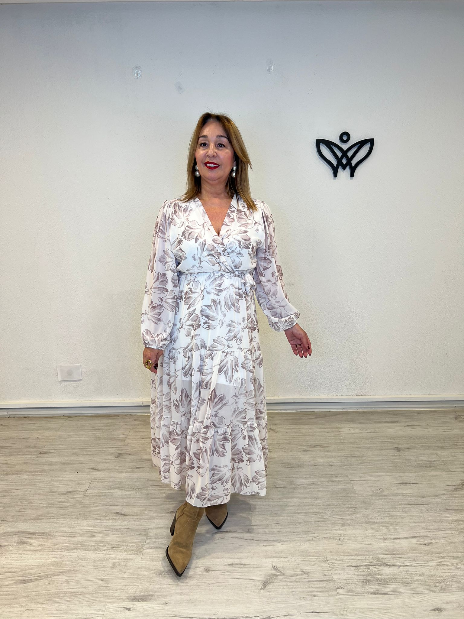 Vestido largo fluido estampado con escote en pico