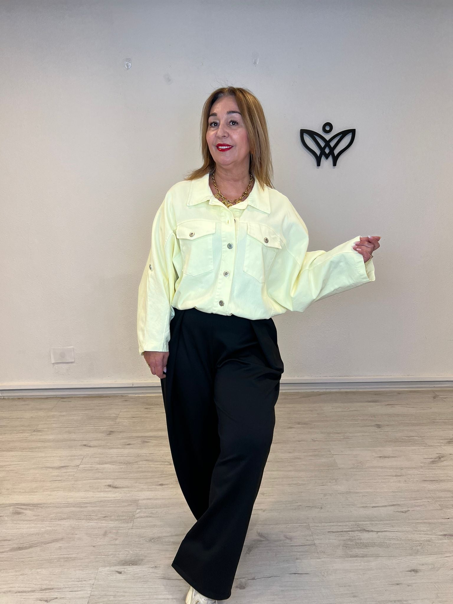 Cazadora vaquera amarilla estilo bomber