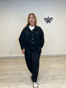 Cazadora vaquera negra estilo bomber