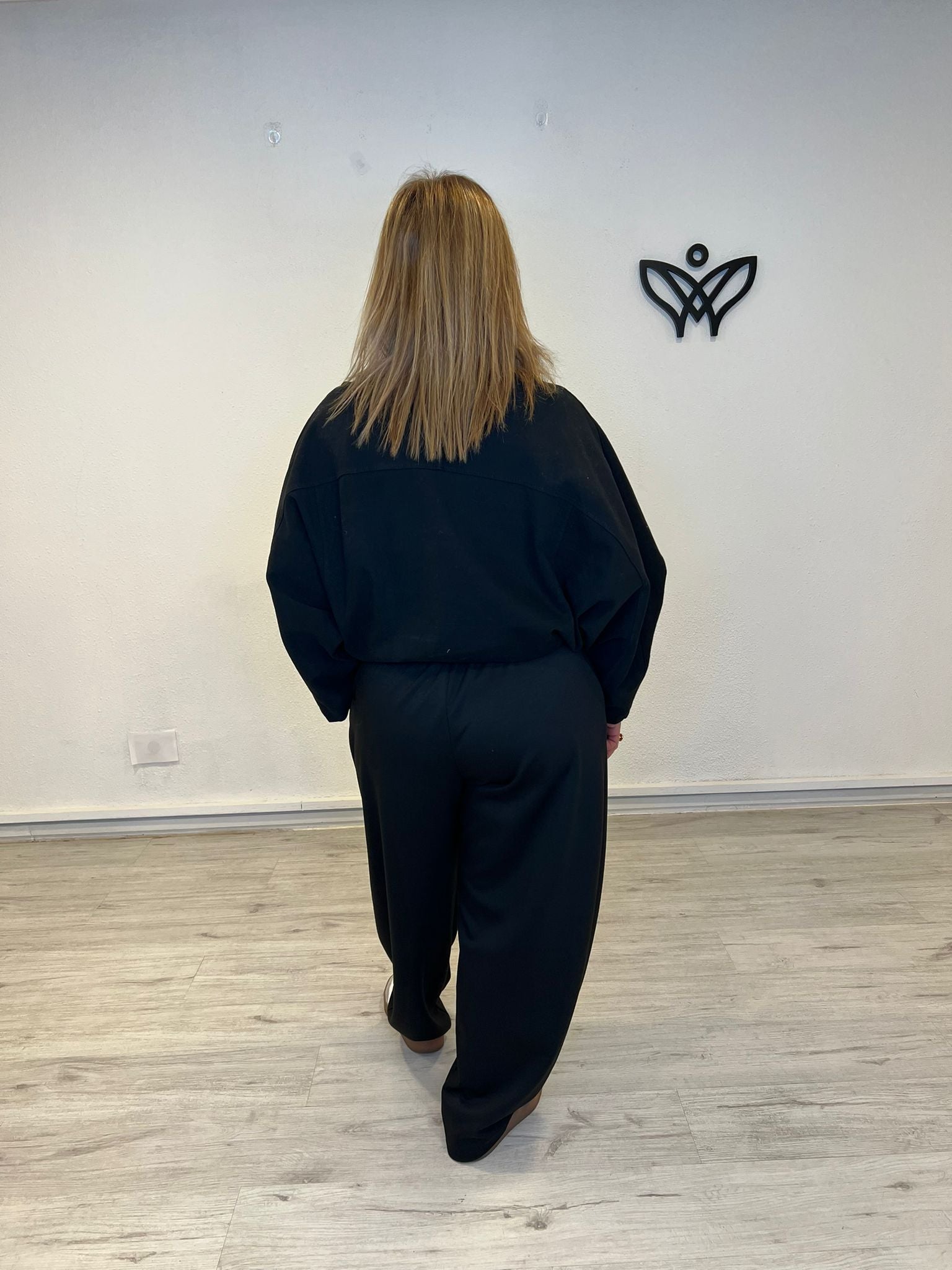 Cazadora vaquera negra estilo bomber