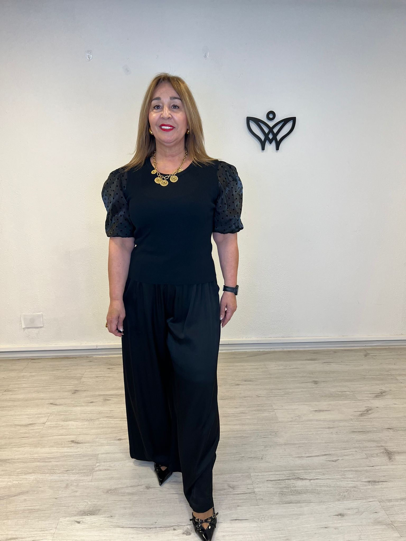 Jersey negro de canalé con manga de gasa