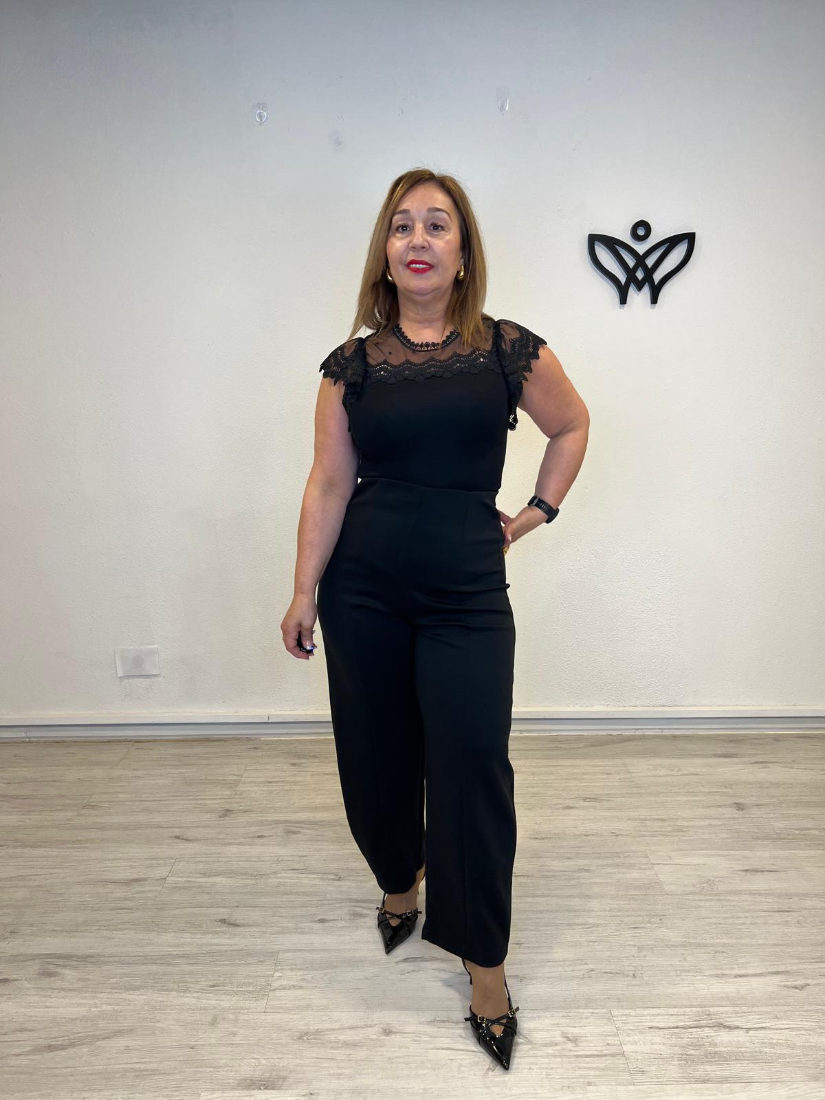 Pantalón negro elástico de tiro alto corte recto