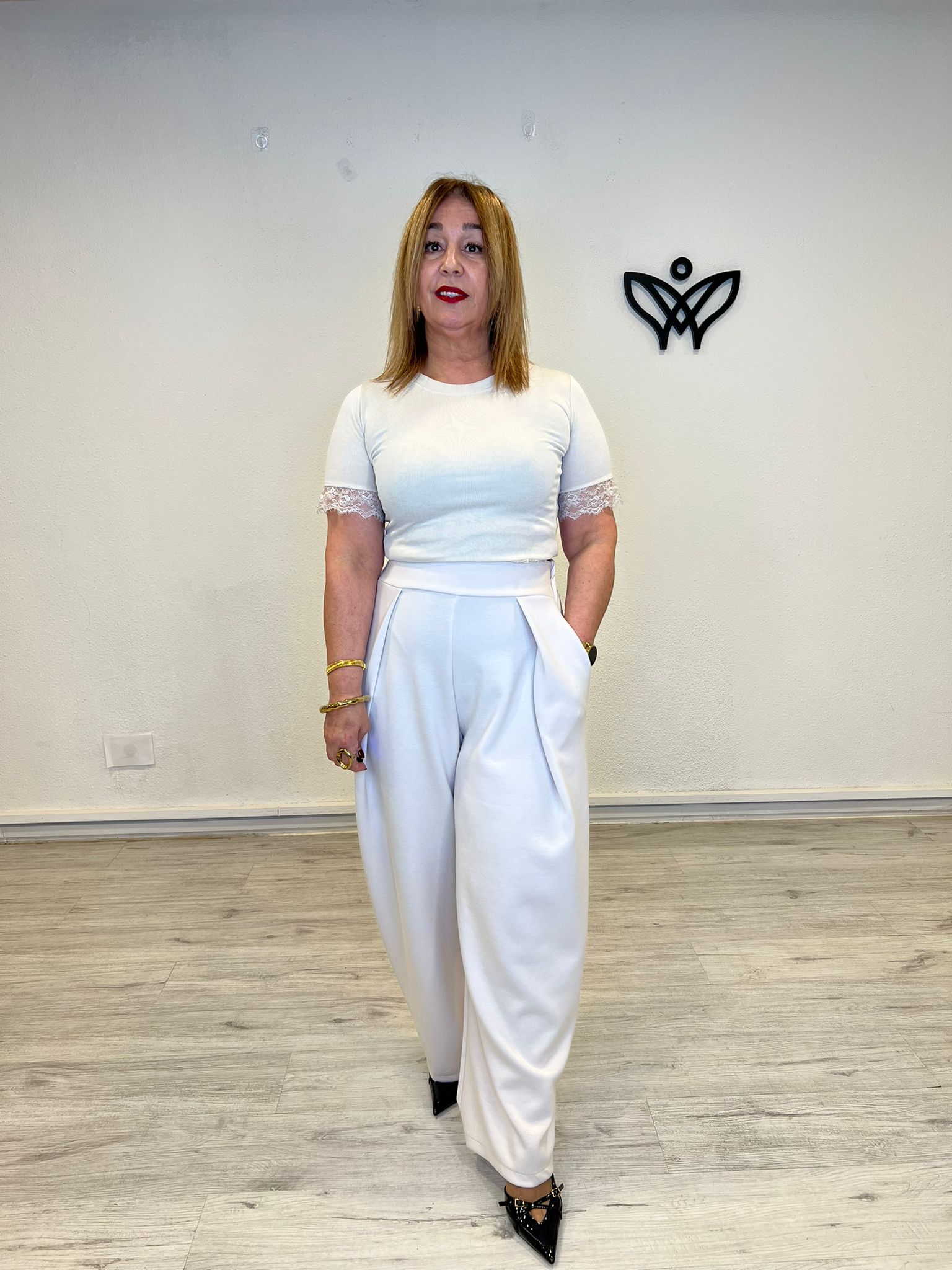 Pantalón beige de mujer con pinzas y bolsillos