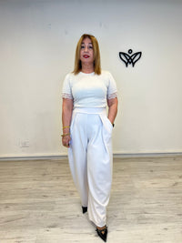 Pantalón beige de mujer con pinzas y bolsillos