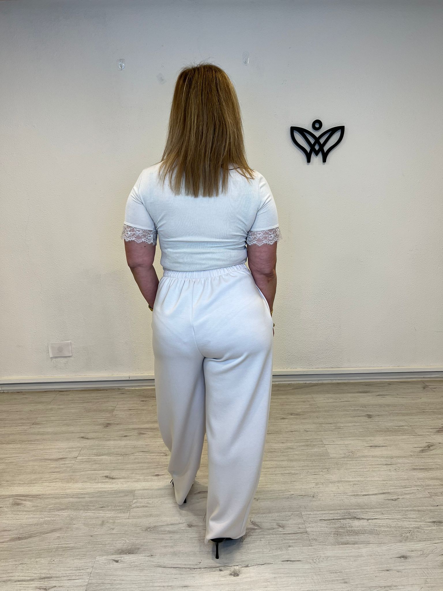 Pantalón beige de mujer con pinzas y bolsillos