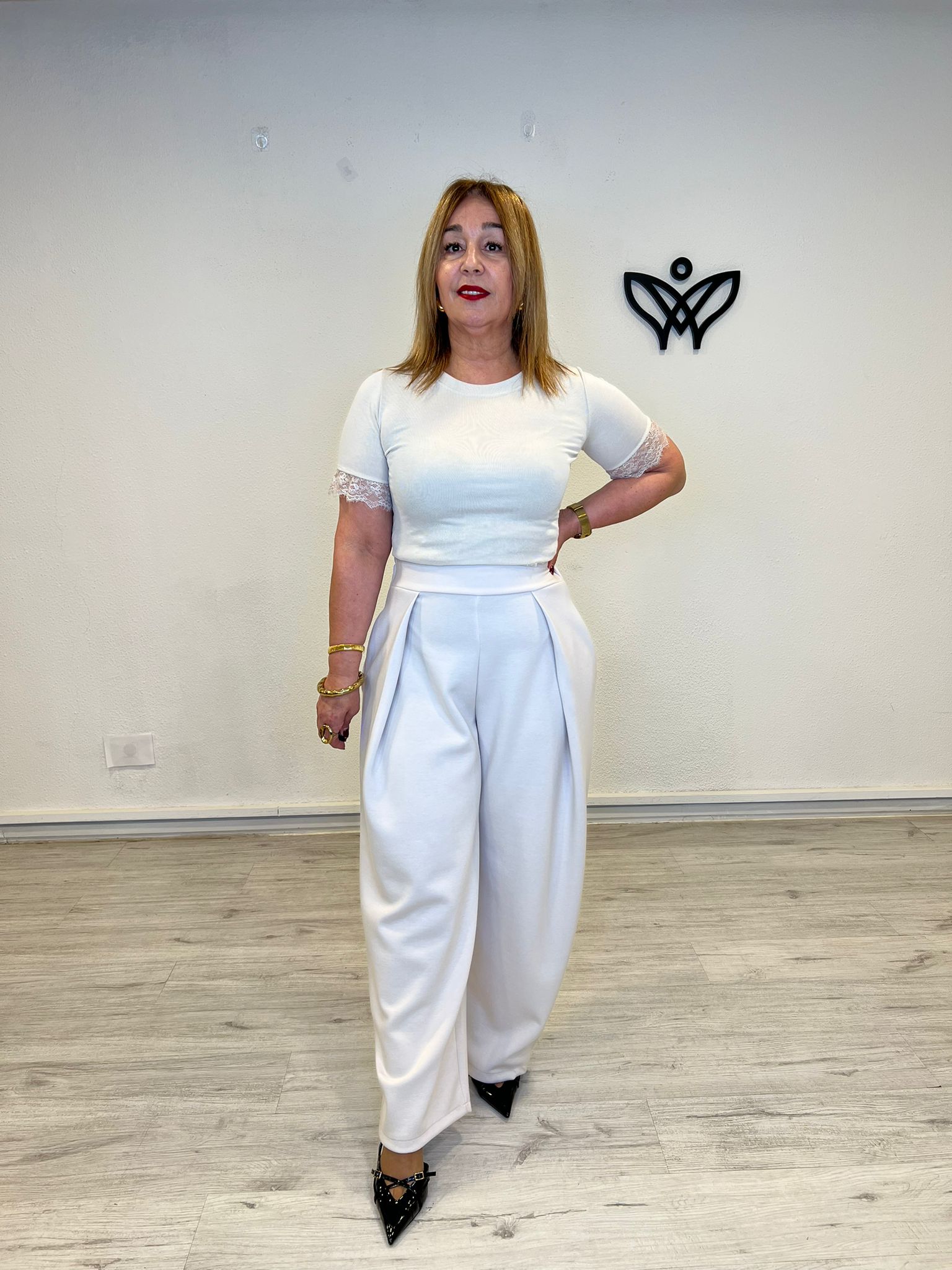 Pantalón beige de mujer con pinzas y bolsillos