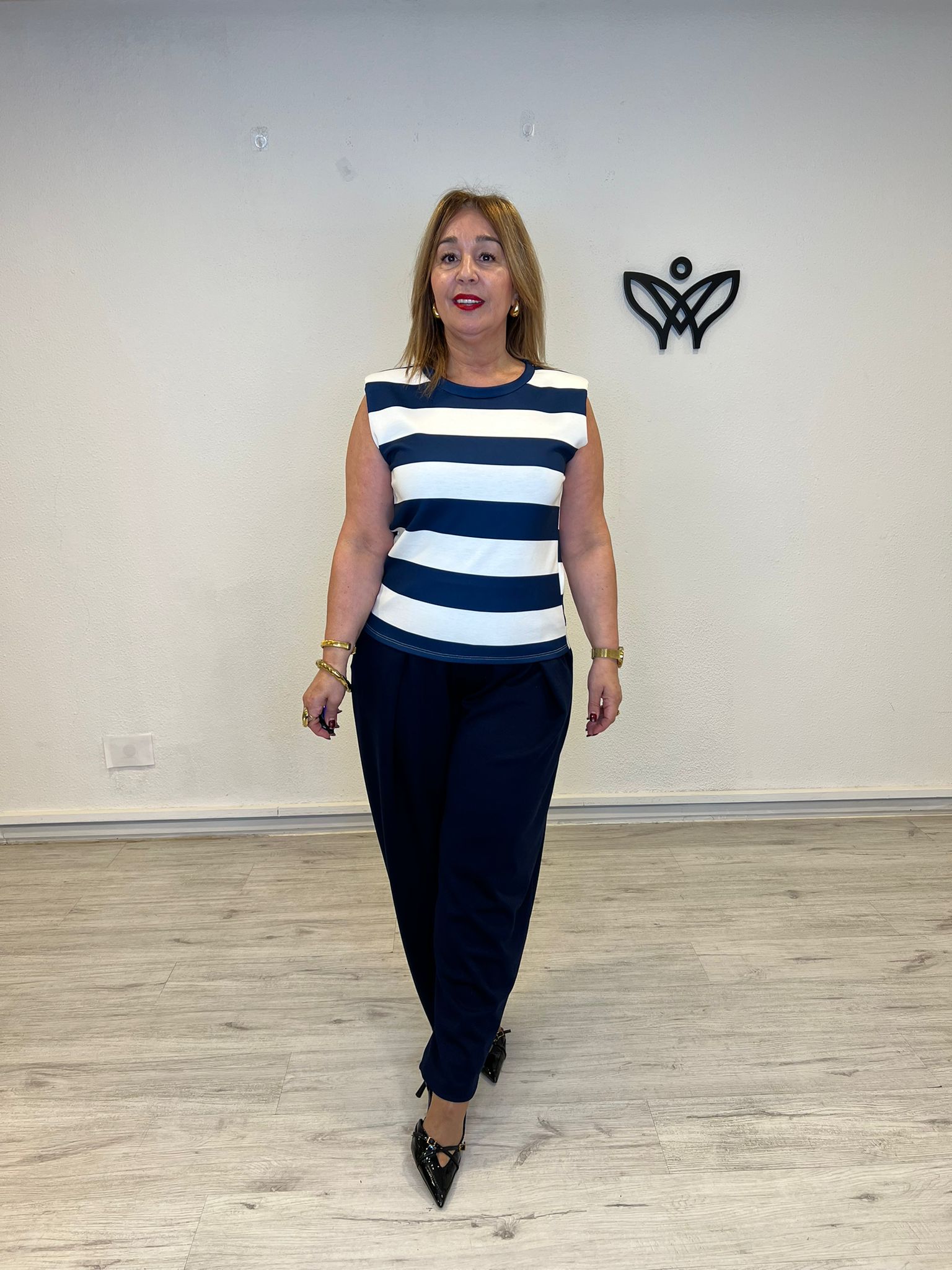 Camiseta de algodón de rayas azul marino con hombreras