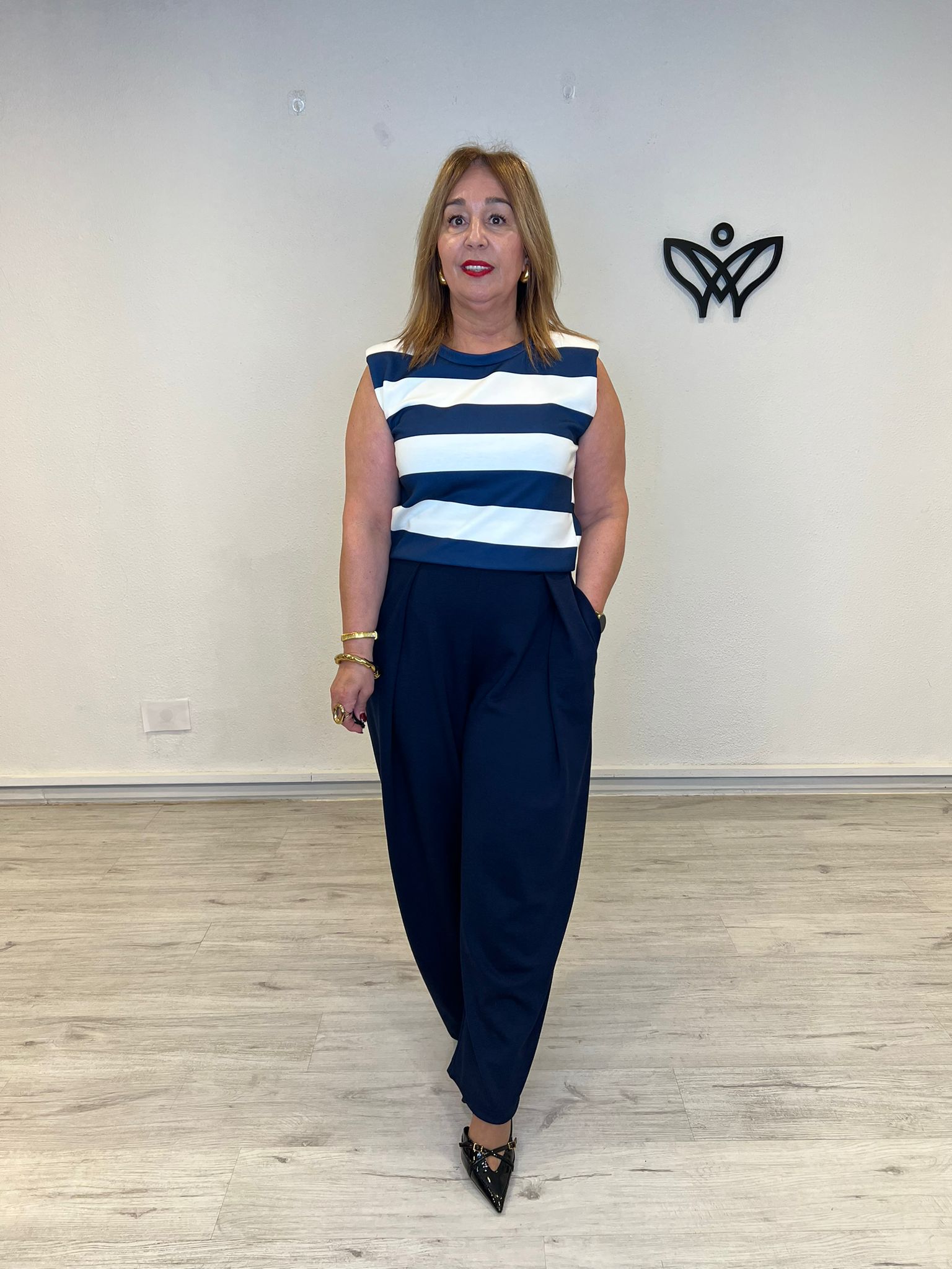 Pantalón azul marino de mujer con pinzas y bolsillos