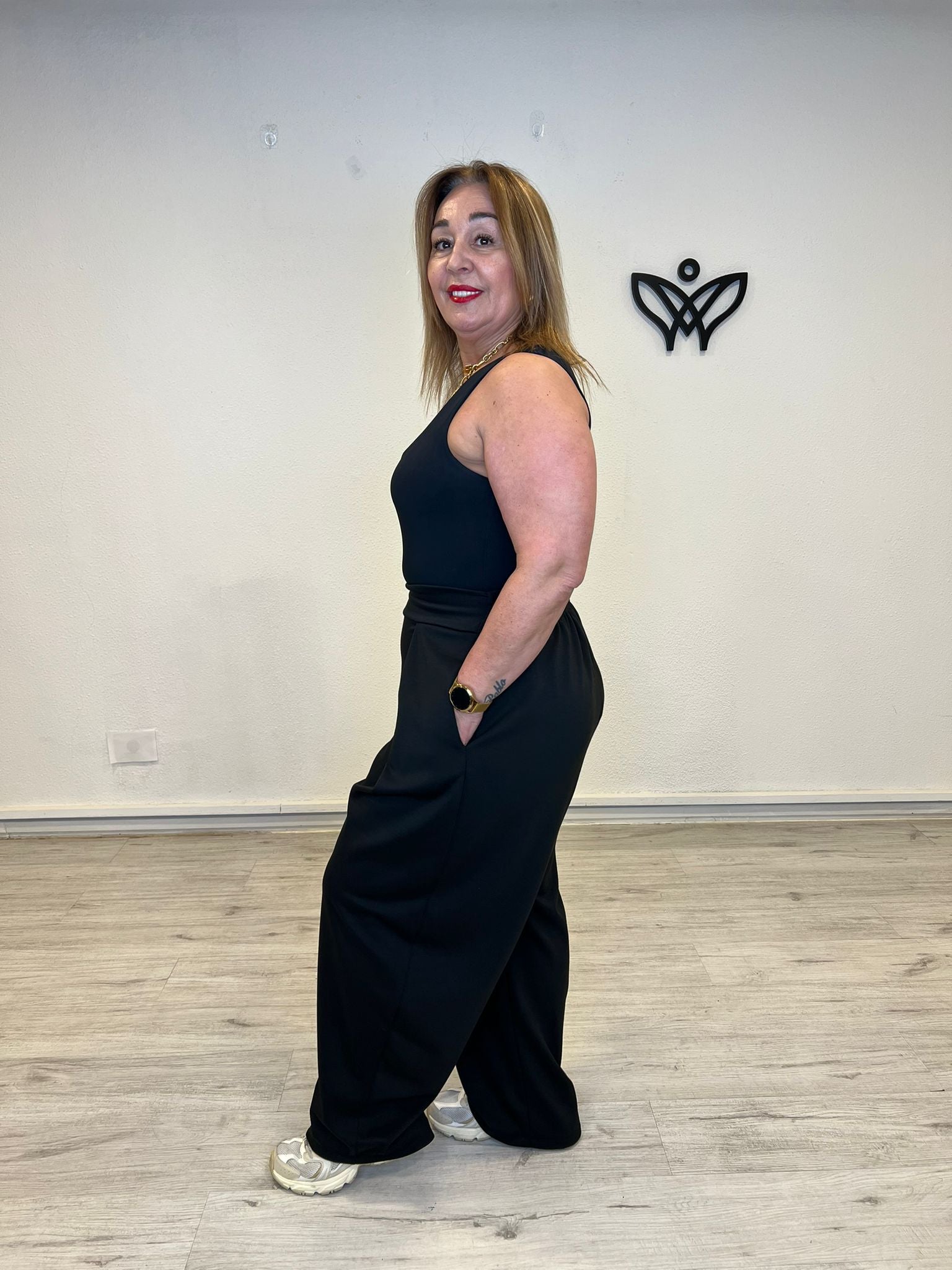 Pantalón negro de mujer con pinzas y bolsillos