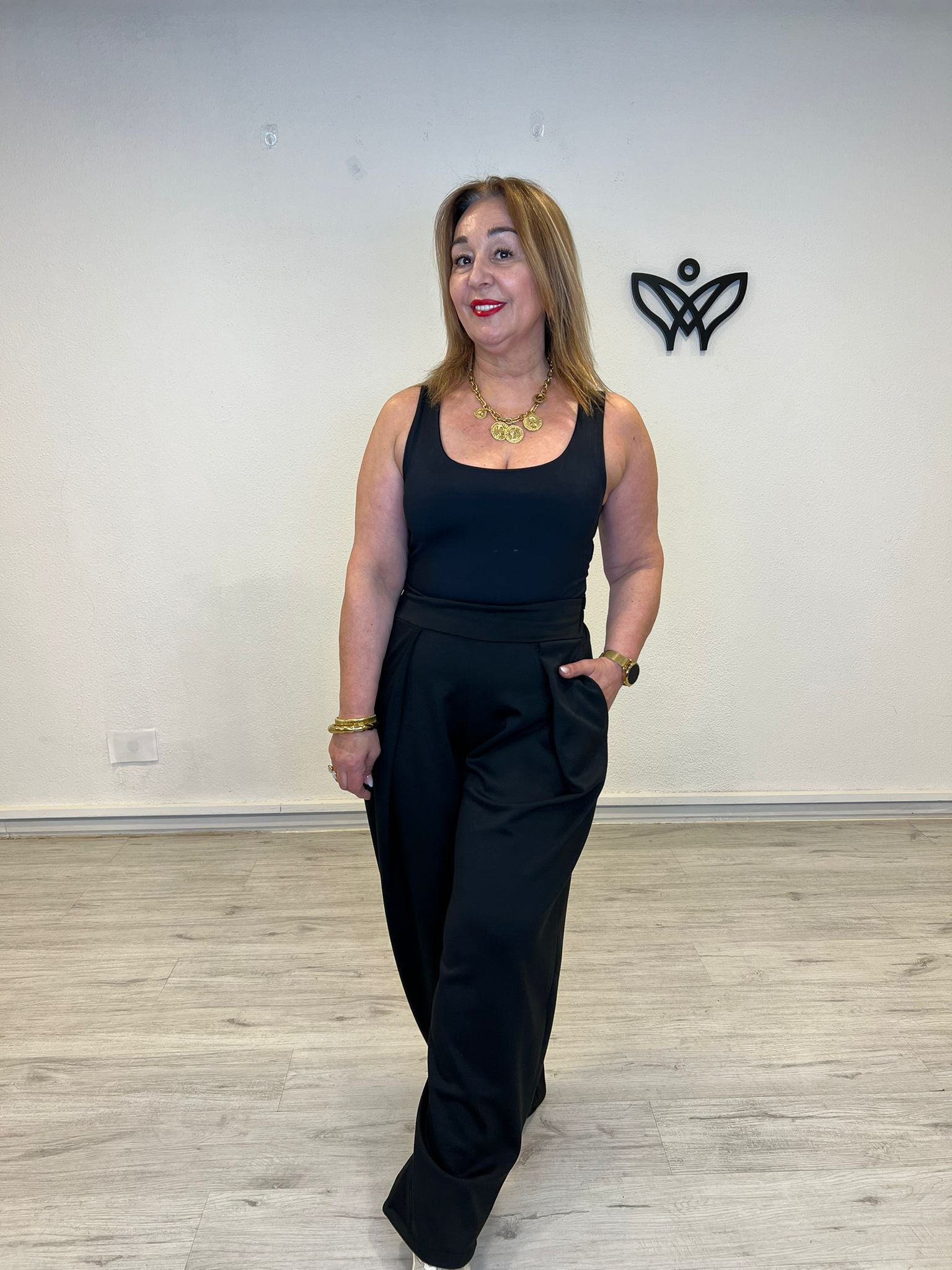 Pantalón negro de mujer con pinzas y bolsillos