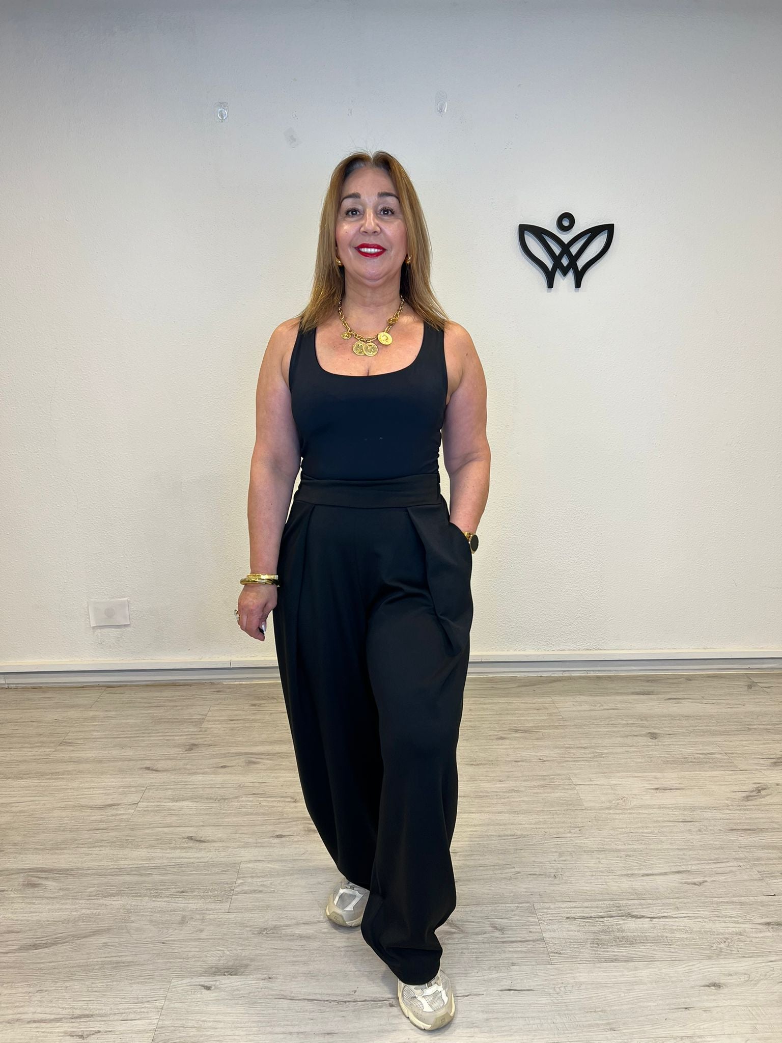Pantalón negro de mujer con pinzas y bolsillos