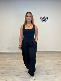 Pantalón negro de mujer con pinzas y bolsillos