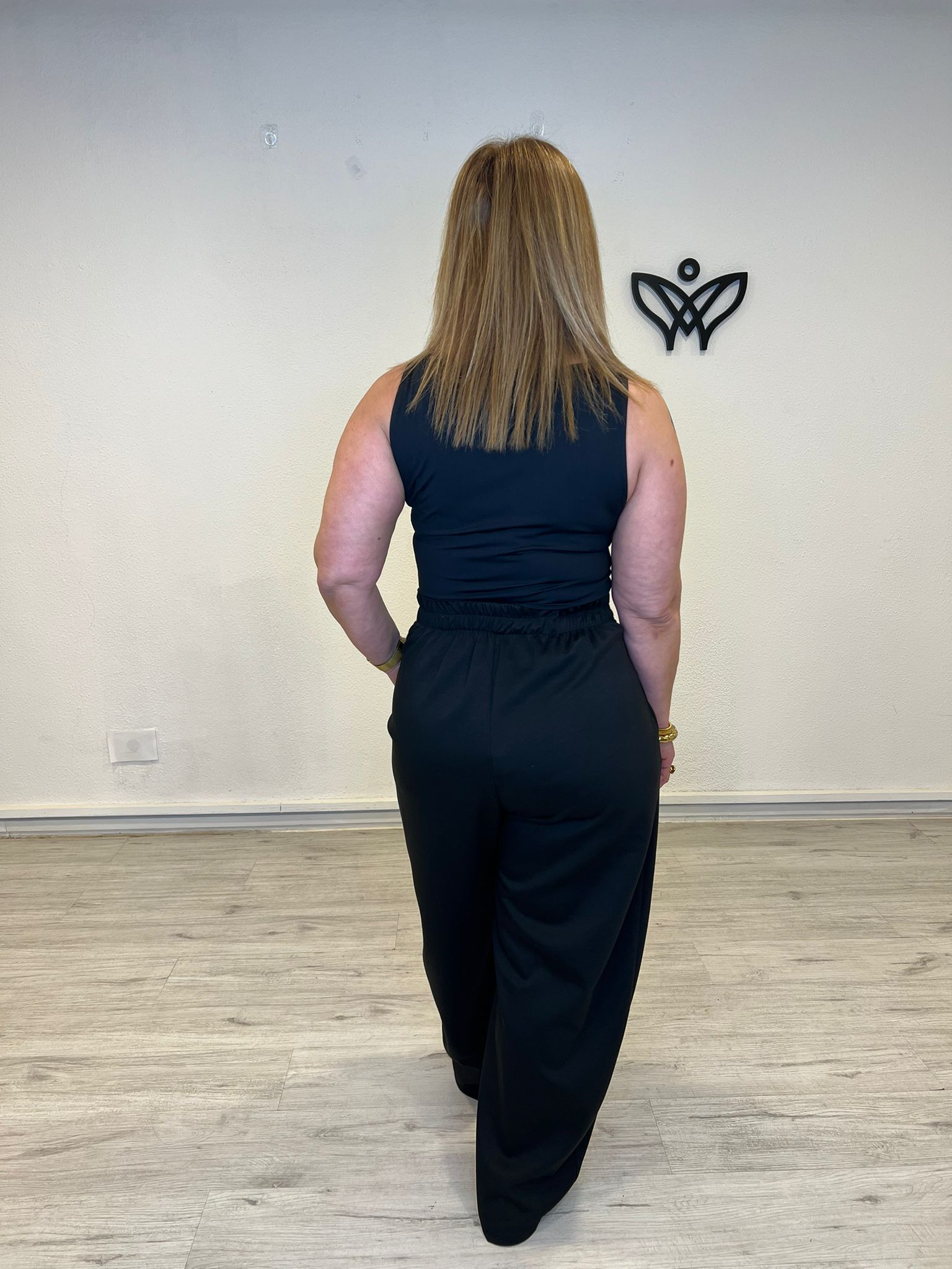 Pantalón negro de mujer con pinzas y bolsillos