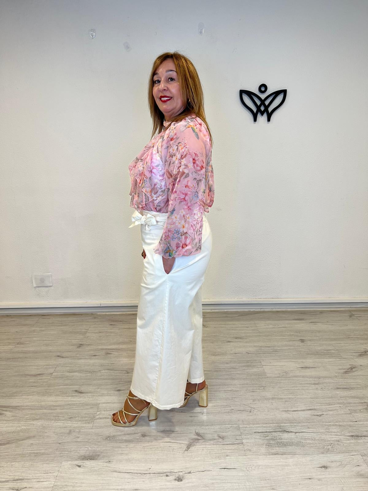 Pantalón midi beige con bolsillos